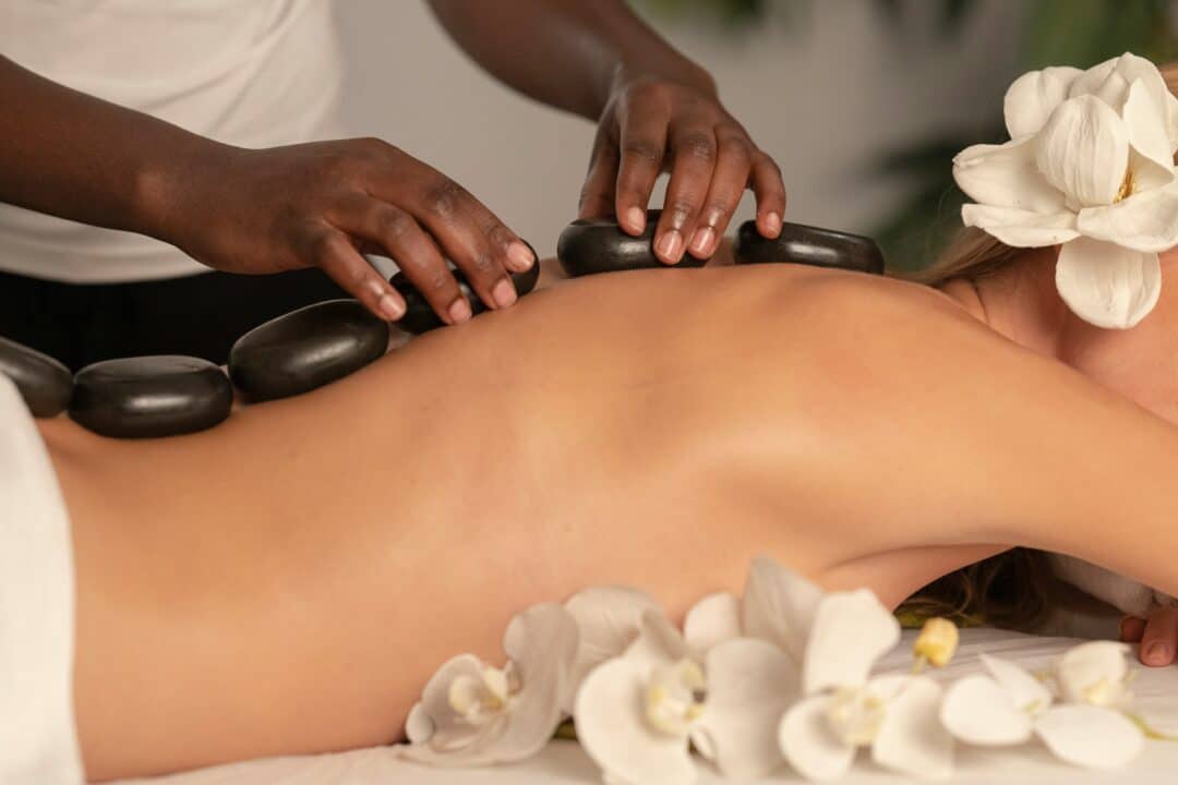 détendez-vous grâce à un massage relaxant dans un spa haut de gamme. découvrez nos soins apaisants pour une expérience de bien-être ultime.